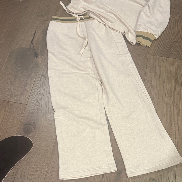 Casual Cream Lounge Set with Olive Trim and Embroidery on the back - Picture 2 of 6